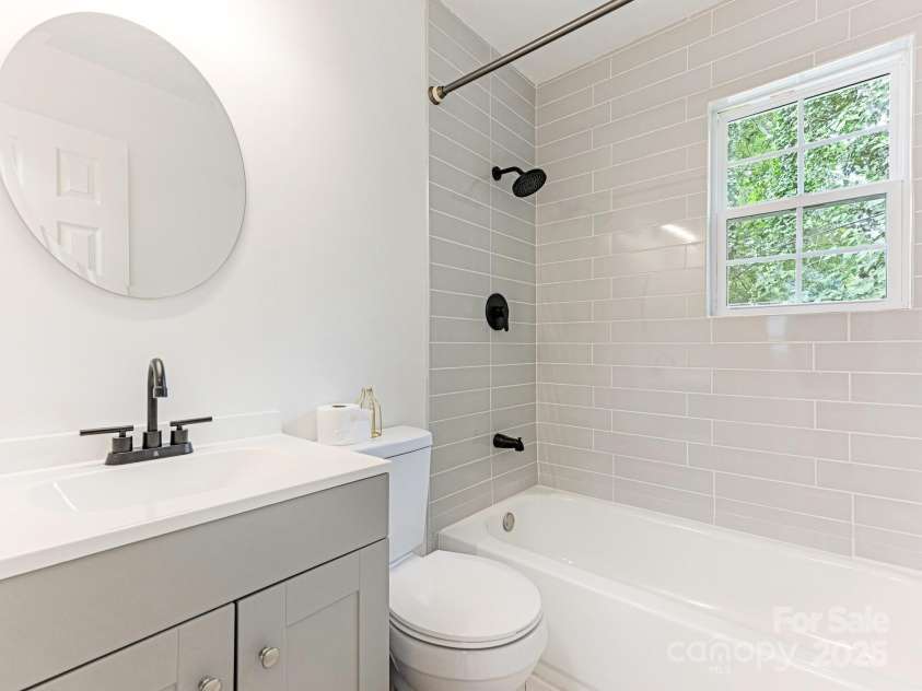 1831 Erie Street, Charlotte, NC 28216.  MLS# CAR4264330, YatesRealty ID 18295. Full Bathroom