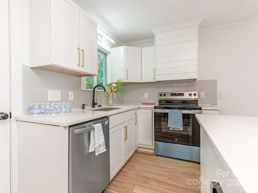 1831 Erie Street, Charlotte, NC 28216.  MLS# CAR4264330, YatesRealty ID 18295. Kitchen
