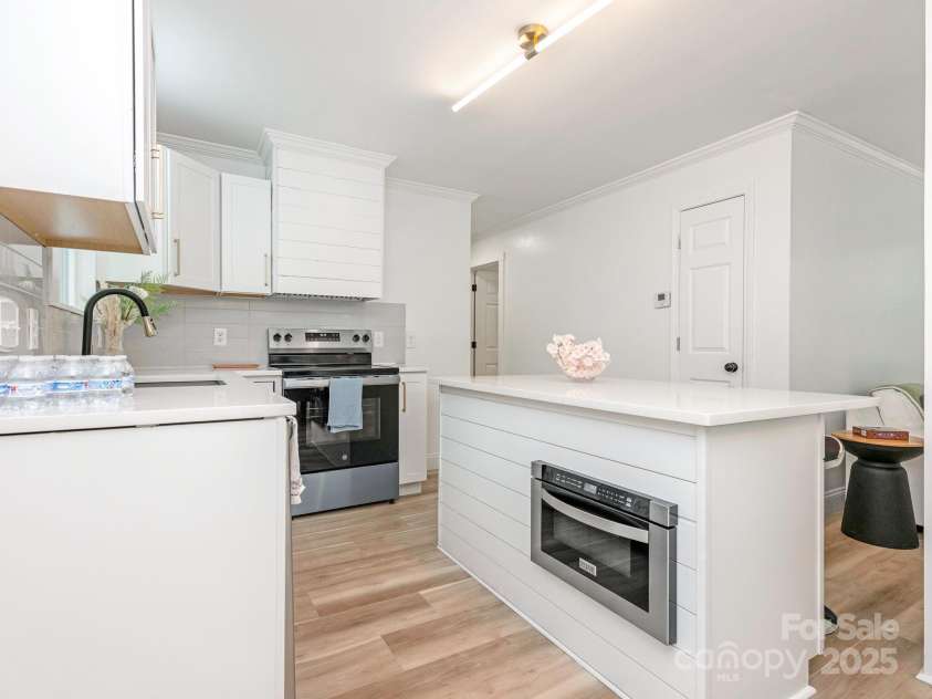 1831 Erie Street, Charlotte, NC 28216.  MLS# CAR4264330, YatesRealty ID 18295. Kitchen