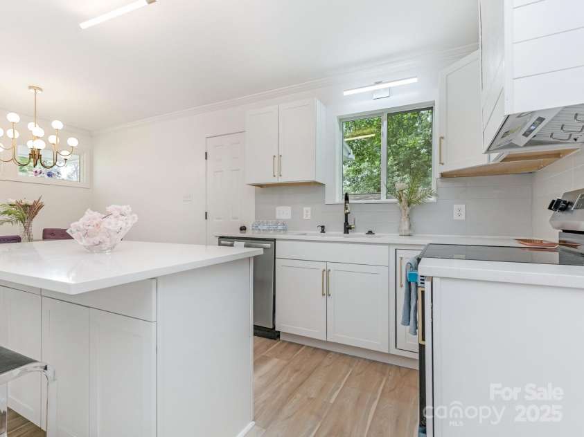 1831 Erie Street, Charlotte, NC 28216.  MLS# CAR4264330, YatesRealty ID 18295. Kitchen