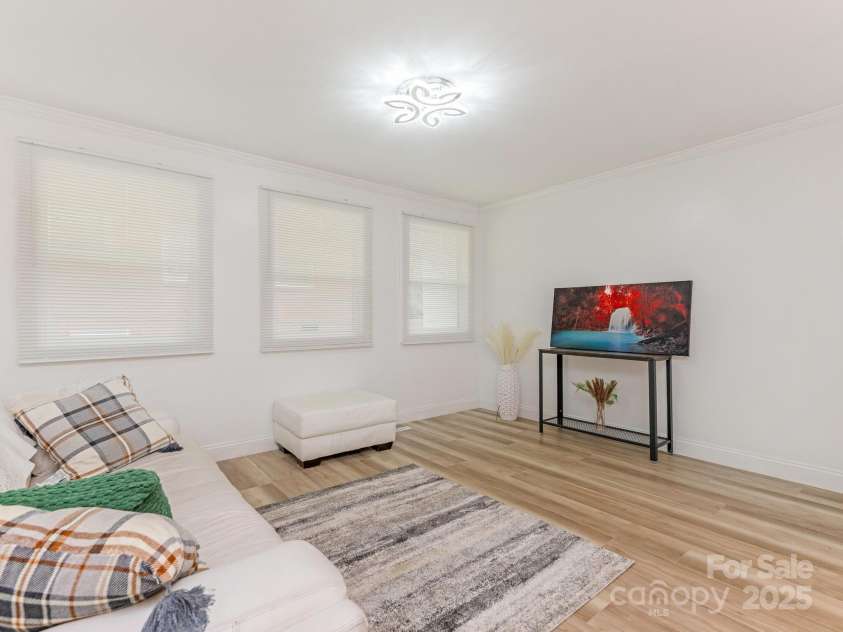 1831 Erie Street, Charlotte, NC 28216.  MLS# CAR4264330, YatesRealty ID 18295. Living Room