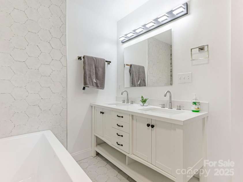 1831 Erie Street, Charlotte, NC 28216.  MLS# CAR4264330, YatesRealty ID 18295. Primary Bathroom
