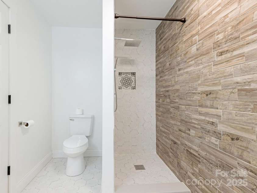 1831 Erie Street, Charlotte, NC 28216.  MLS# CAR4264330, YatesRealty ID 18295. Primary Bathroom