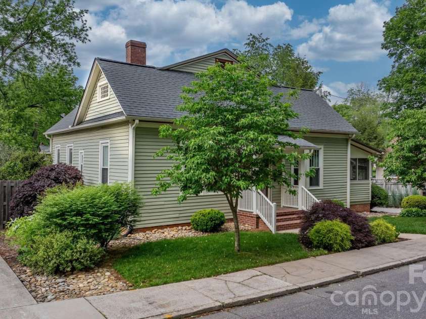 214 Webb Street, Statesville, NC 28677.  MLS# CAR4376725, YatesRealty ID 18295. 