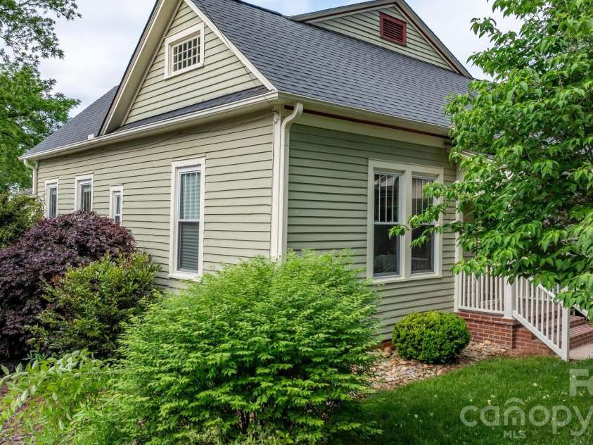 214 Webb Street, Statesville, NC 28677.  MLS# CAR4376725, YatesRealty ID 18295. 