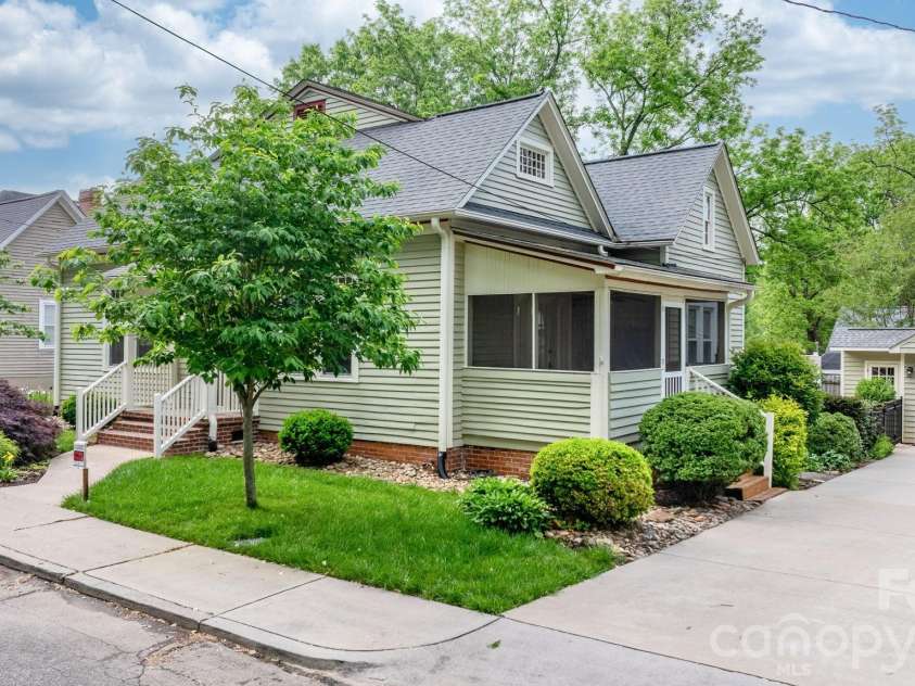 214 Webb Street, Statesville, NC 28677.  MLS# CAR4376725, YatesRealty ID 18295. 
