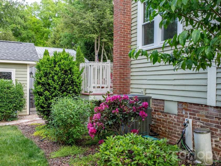 214 Webb Street, Statesville, NC 28677.  MLS# CAR4376725, YatesRealty ID 18295. 