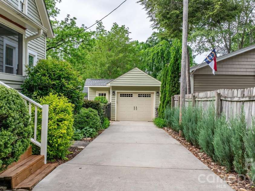 214 Webb Street, Statesville, NC 28677.  MLS# CAR4376725, YatesRealty ID 18295. 