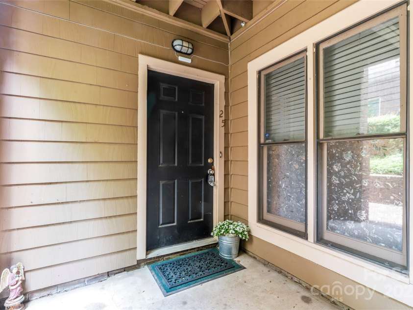 1101 Morehead Street, Charlotte, NC 28204.  MLS# CAR4276615, YatesRealty ID 18298. Only 5 minutes from Bank of America Stadium.