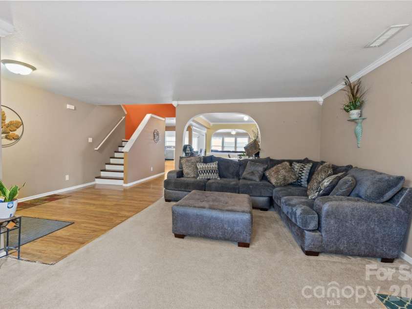 6127 Blue Ash Lane, Charlotte, NC 28215.  MLS# CAR4343878, YatesRealty ID 18299. 