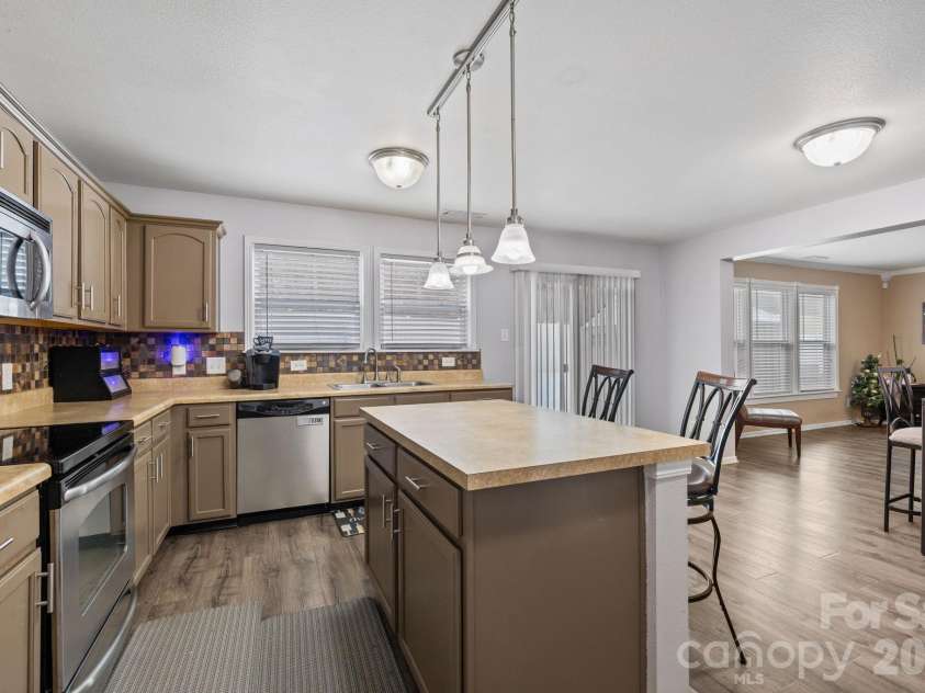 6127 Blue Ash Lane, Charlotte, NC 28215.  MLS# CAR4343878, YatesRealty ID 18299. 