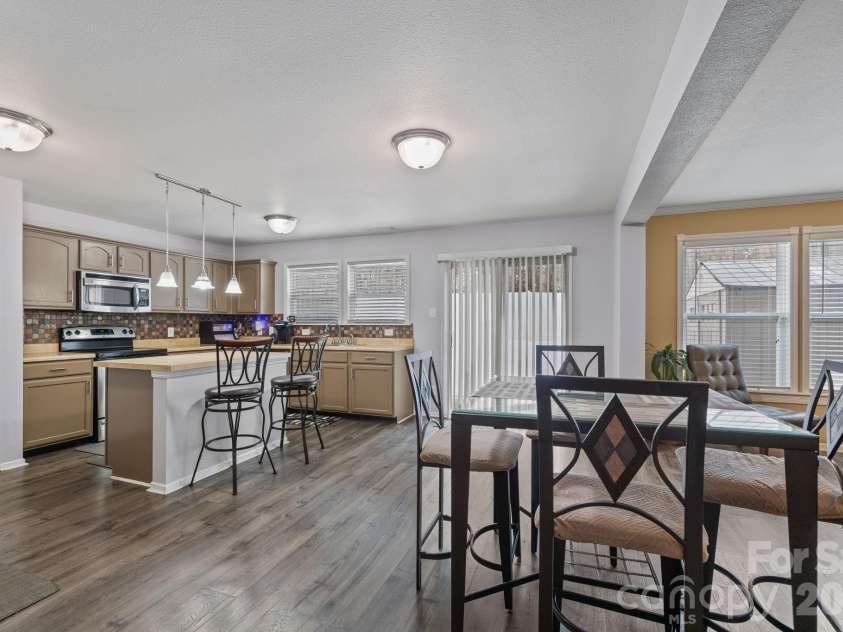 6127 Blue Ash Lane, Charlotte, NC 28215.  MLS# CAR4343878, YatesRealty ID 18299. 