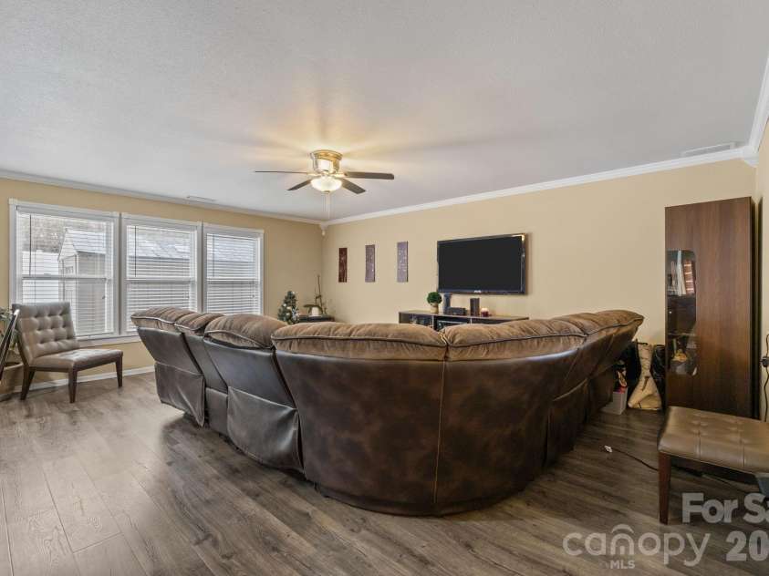 6127 Blue Ash Lane, Charlotte, NC 28215.  MLS# CAR4343878, YatesRealty ID 18299. 