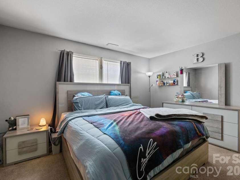6127 Blue Ash Lane, Charlotte, NC 28215.  MLS# CAR4343878, YatesRealty ID 18299. 