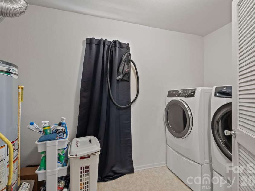 6127 Blue Ash Lane, Charlotte, NC 28215.  MLS# CAR4343878, YatesRealty ID 18299. 