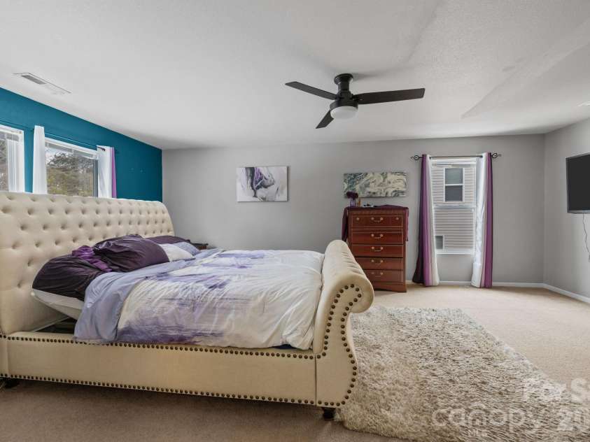 6127 Blue Ash Lane, Charlotte, NC 28215.  MLS# CAR4343878, YatesRealty ID 18299. 
