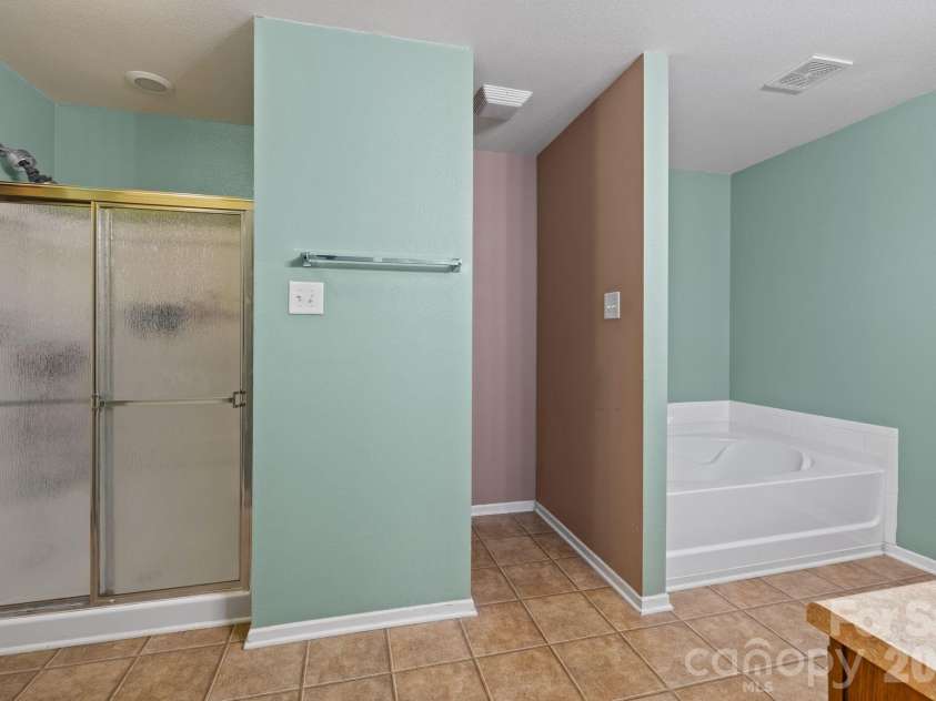6127 Blue Ash Lane, Charlotte, NC 28215.  MLS# CAR4343878, YatesRealty ID 18299. 