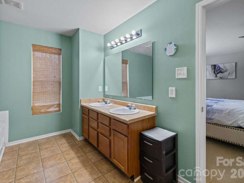 6127 Blue Ash Lane, Charlotte, NC 28215.  MLS# CAR4343878, YatesRealty ID 18299. 