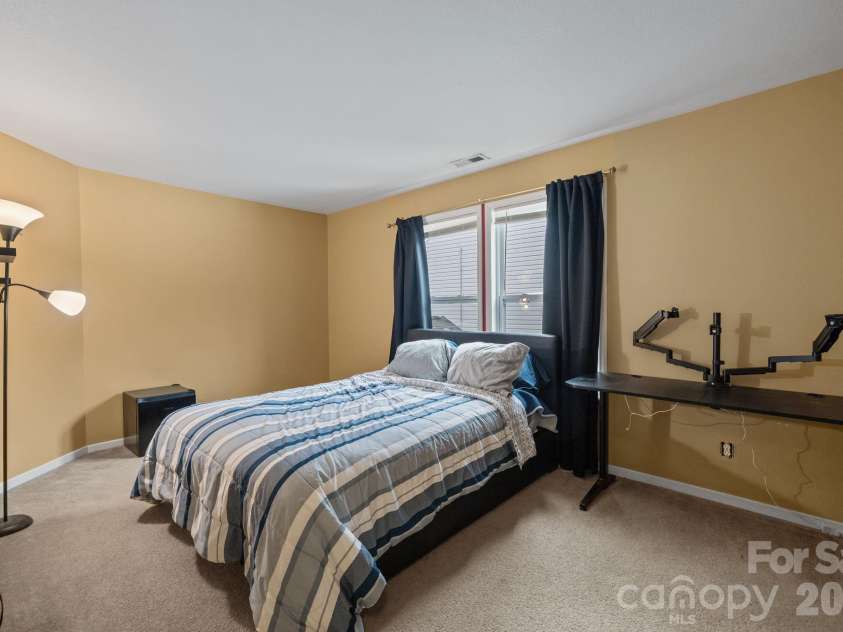 6127 Blue Ash Lane, Charlotte, NC 28215.  MLS# CAR4343878, YatesRealty ID 18299. 