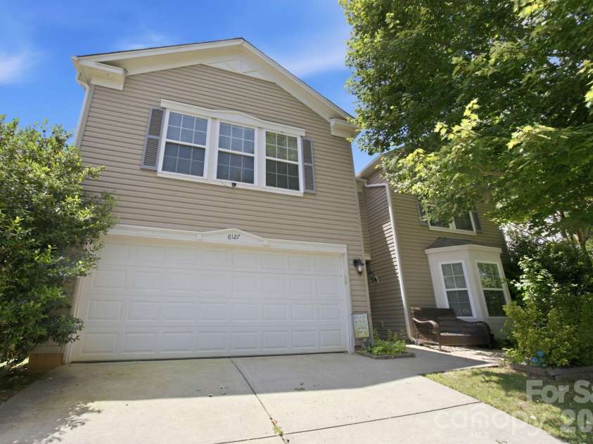 6127 Blue Ash Lane, Charlotte, NC 28215.  MLS# CAR4343878, YatesRealty ID 18299. 