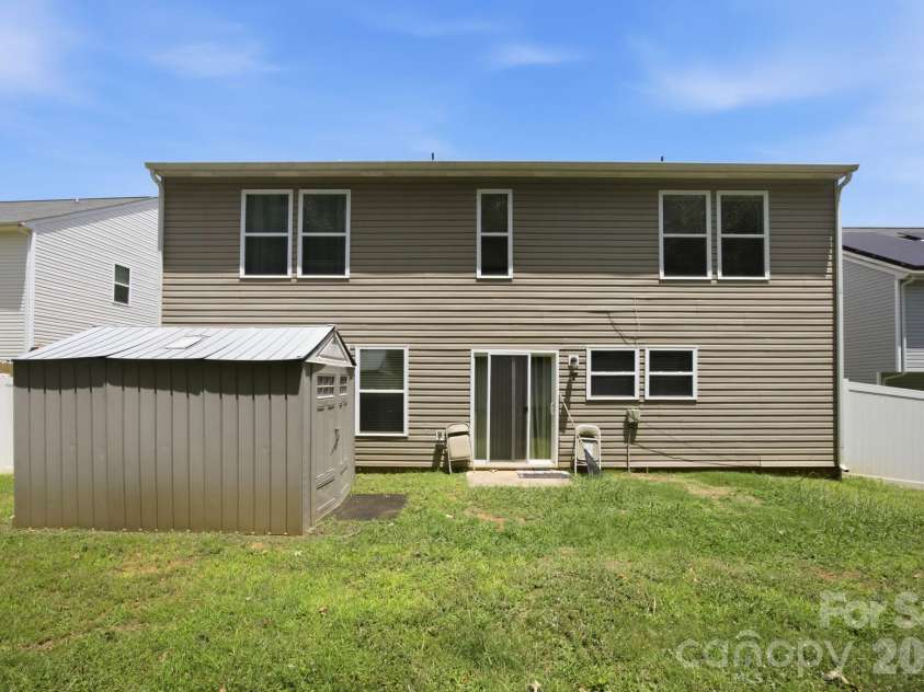 6127 Blue Ash Lane, Charlotte, NC 28215.  MLS# CAR4343878, YatesRealty ID 18299. 