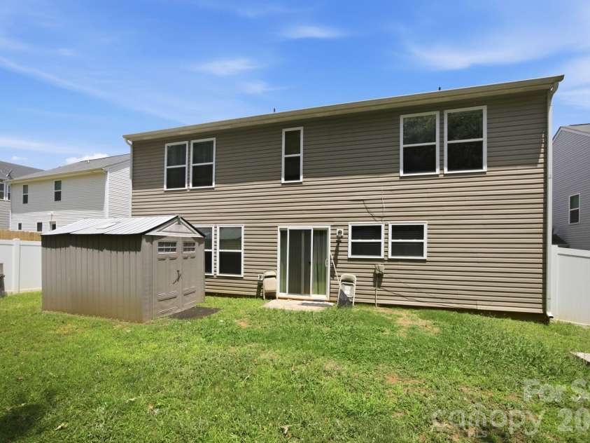 6127 Blue Ash Lane, Charlotte, NC 28215.  MLS# CAR4343878, YatesRealty ID 18299. 