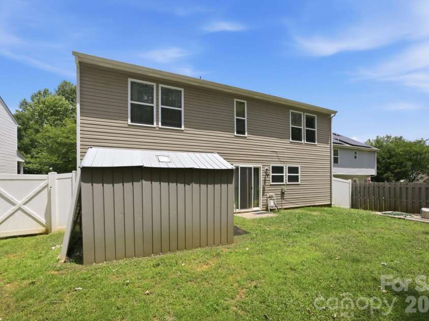 6127 Blue Ash Lane, Charlotte, NC 28215.  MLS# CAR4343878, YatesRealty ID 18299. 