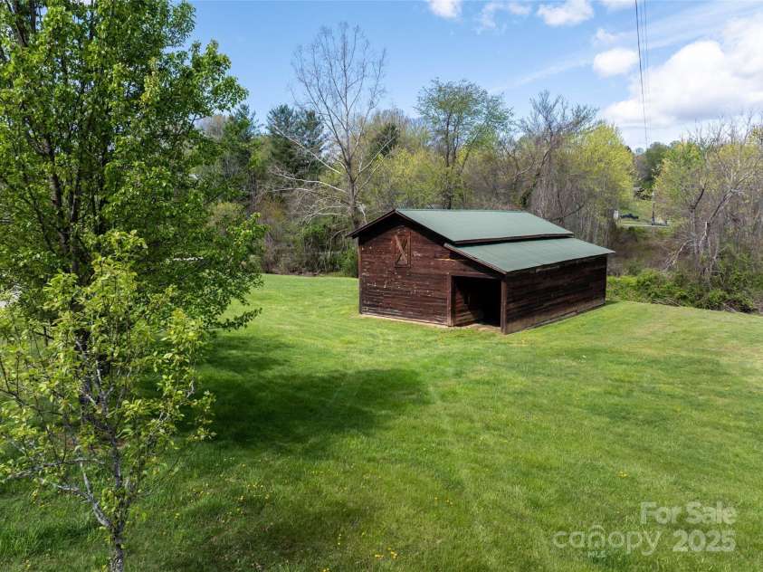 20 & 28 Toby Drive, Asheville, NC 28806.  MLS# CAR4261356, YatesRealty ID 183. +/- 2000 sq ft barn