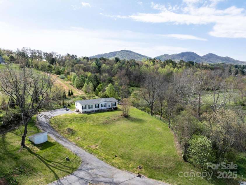 20 & 28 Toby Drive, Asheville, NC 28806.  MLS# CAR4261356, YatesRealty ID 183. Manufactured home built in 1999.