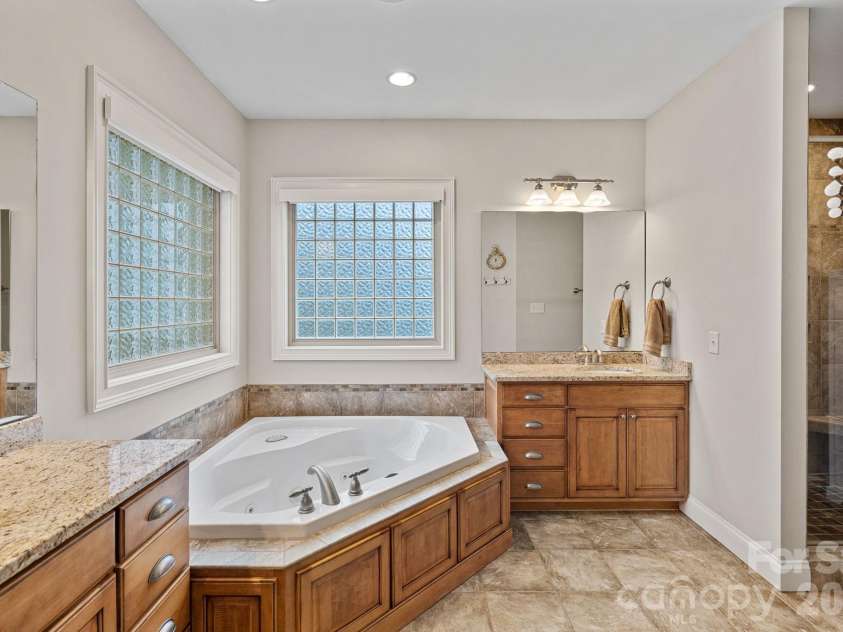 7832 Chapel Creek Drive, Denver, NC 28037.  MLS# CAR4357682, YatesRealty ID 18300. Primary Bath
