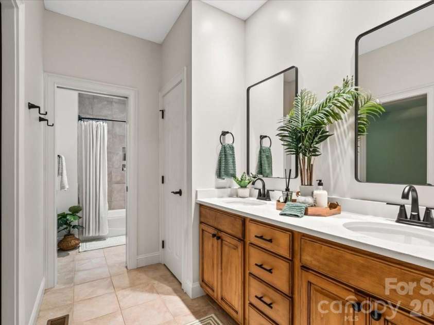 7832 Chapel Creek Drive, Denver, NC 28037.  MLS# CAR4416487, YatesRealty ID 18300. 2nd Full Bathroom