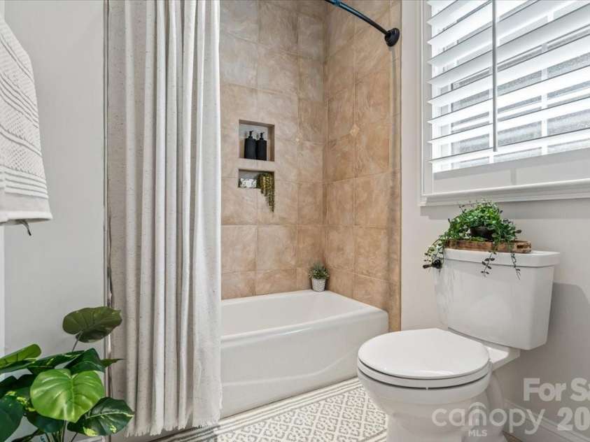 7832 Chapel Creek Drive, Denver, NC 28037.  MLS# CAR4416487, YatesRealty ID 18300. 2nd Full Bathroom