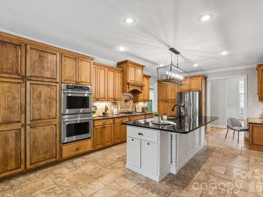 7832 Chapel Creek Drive, Denver, NC 28037.  MLS# CAR4416487, YatesRealty ID 18300. Double Oven