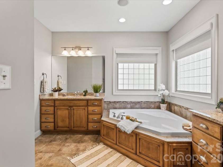 7832 Chapel Creek Drive, Denver, NC 28037.  MLS# CAR4416487, YatesRealty ID 18300. Double SInks