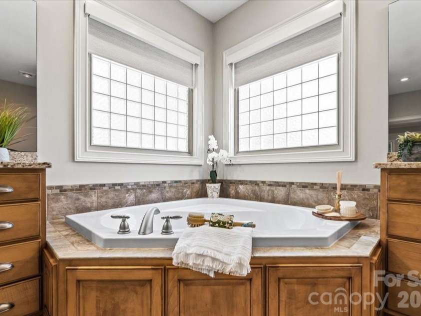 7832 Chapel Creek Drive, Denver, NC 28037.  MLS# CAR4416487, YatesRealty ID 18300. Jetted Tub