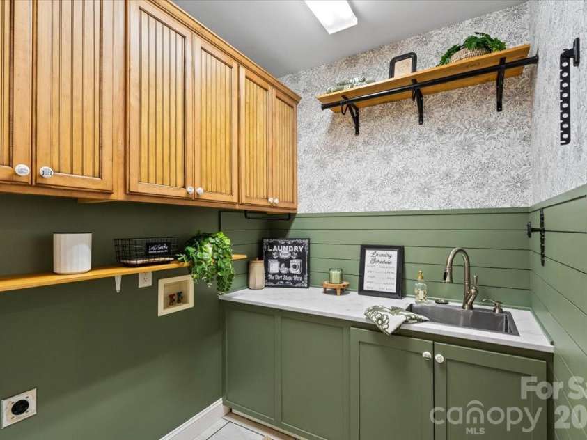 7832 Chapel Creek Drive, Denver, NC 28037.  MLS# CAR4416487, YatesRealty ID 18300. Main Level Laundry