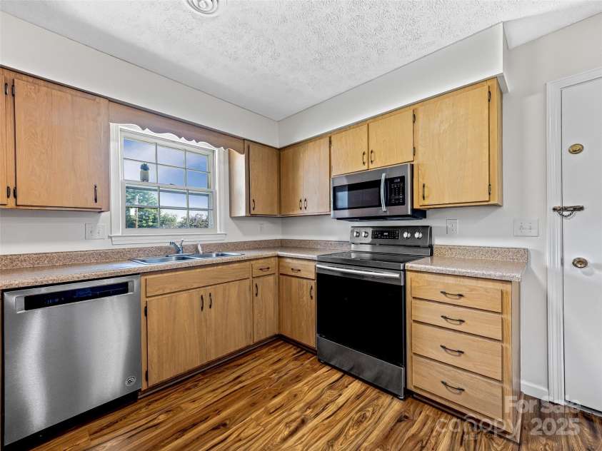 410 Golf View Condo Lane, Hendersonville, NC 28739.  MLS# CAR4267713, YatesRealty ID 18302. Kitchen