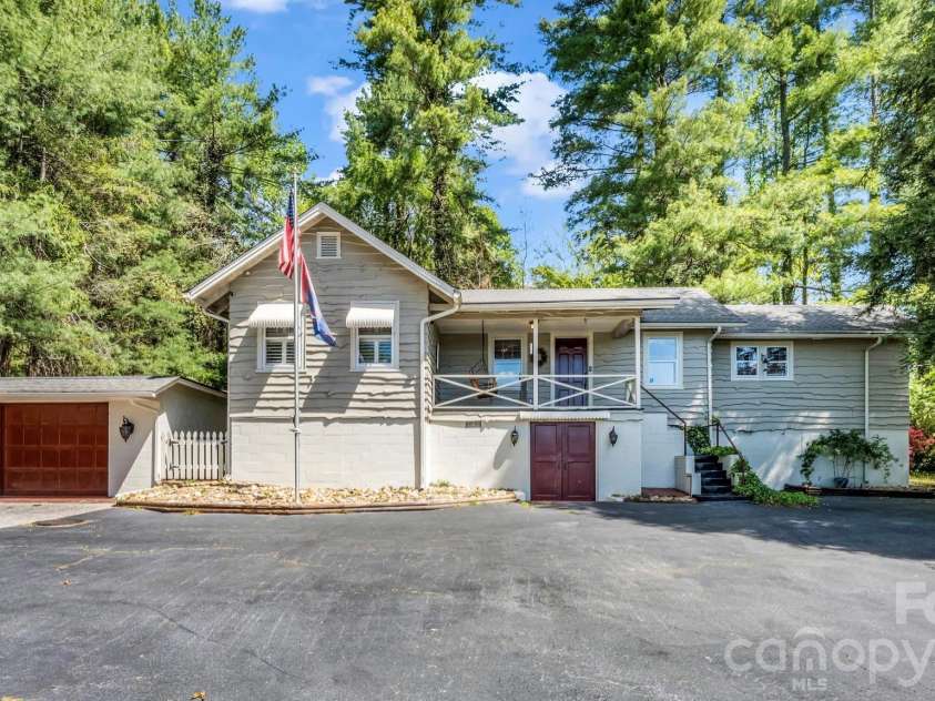 110 Chariton Avenue, Hendersonville, NC 28739.  MLS# CAR4369090, YatesRealty ID 18304. 