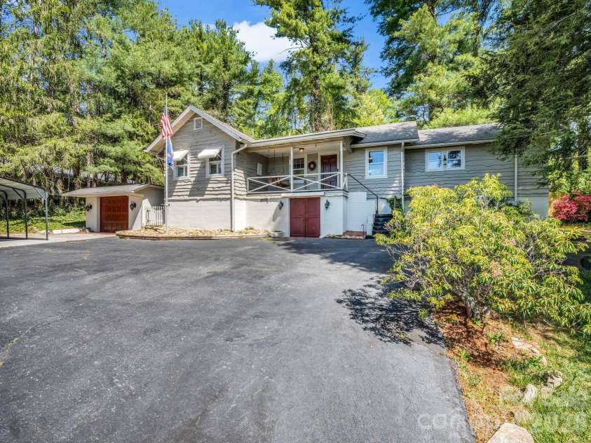 110 Chariton Avenue, Hendersonville, NC 28739.  MLS# CAR4369090, YatesRealty ID 18304. 
