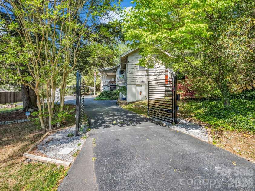 110 Chariton Avenue, Hendersonville, NC 28739.  MLS# CAR4369090, YatesRealty ID 18304. 