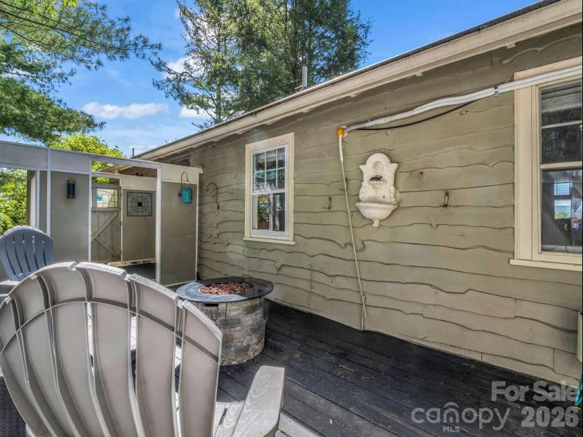110 Chariton Avenue, Hendersonville, NC 28739.  MLS# CAR4369090, YatesRealty ID 18304. 