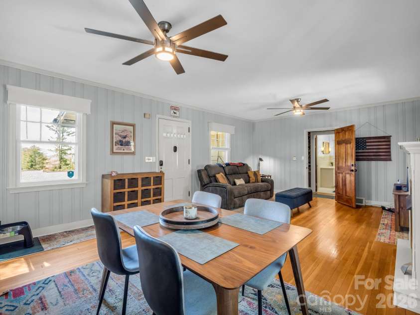 110 Chariton Avenue, Hendersonville, NC 28739.  MLS# CAR4369090, YatesRealty ID 18304. 