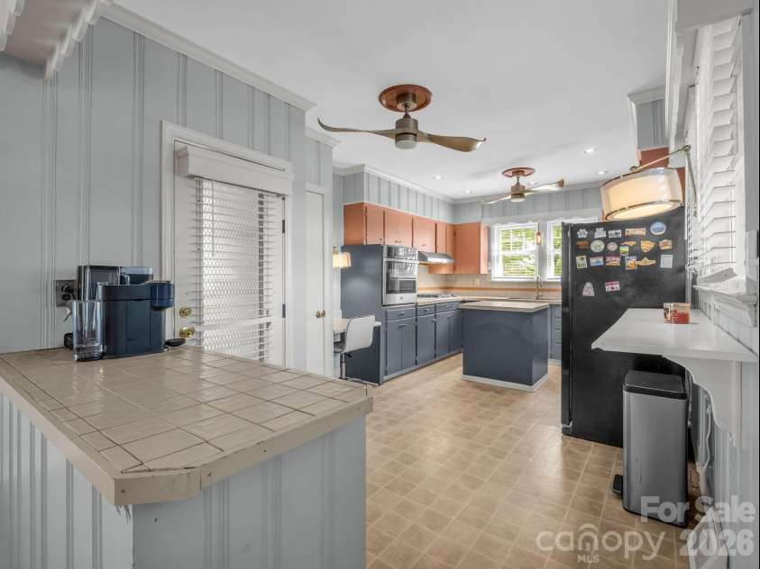 110 Chariton Avenue, Hendersonville, NC 28739.  MLS# CAR4369090, YatesRealty ID 18304. 