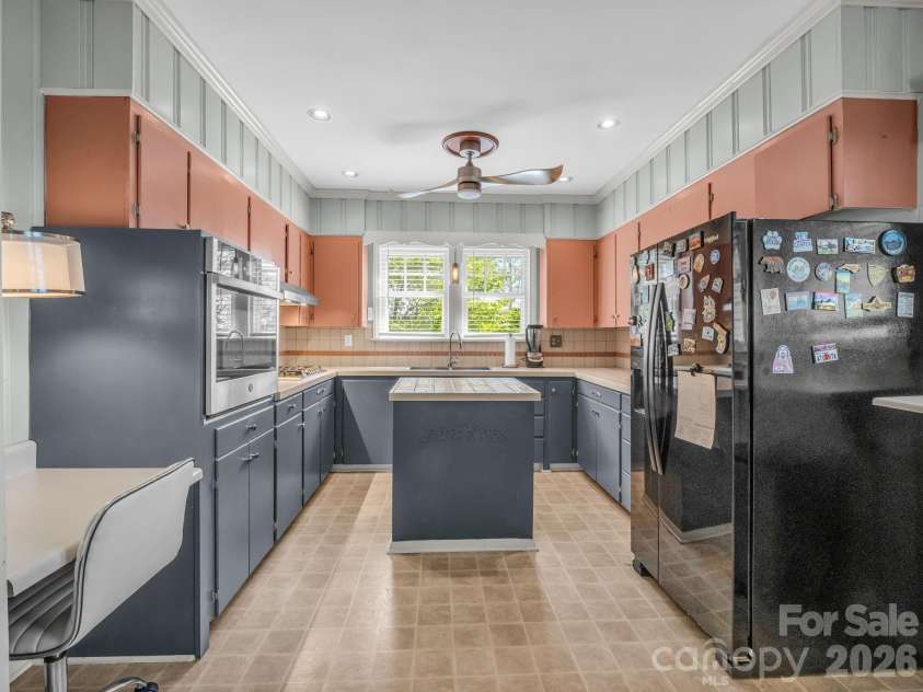 110 Chariton Avenue, Hendersonville, NC 28739.  MLS# CAR4369090, YatesRealty ID 18304. 
