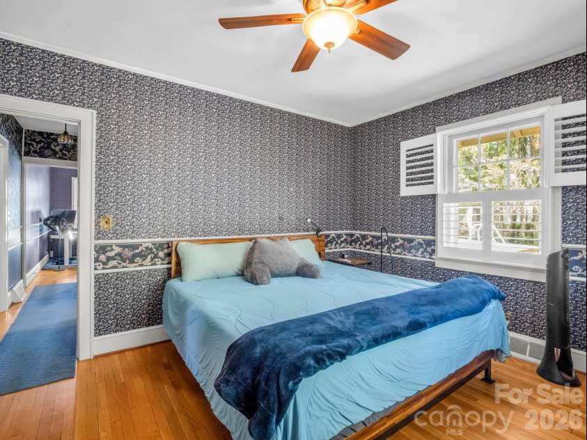110 Chariton Avenue, Hendersonville, NC 28739.  MLS# CAR4369090, YatesRealty ID 18304. 