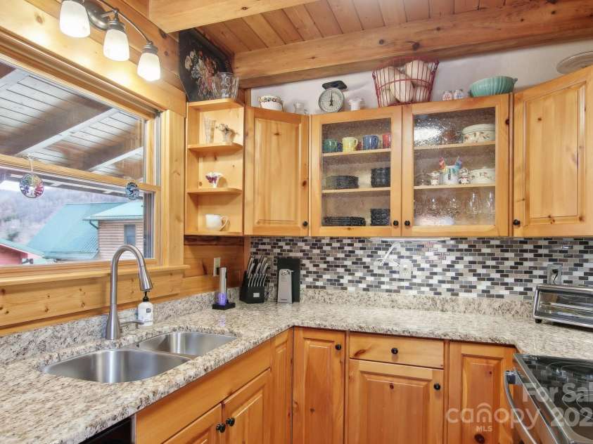 20 Contentment Place, Maggie Valley, NC 28751.  MLS# CAR4222047, YatesRealty ID 18304. 