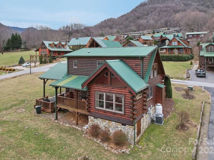 20 Contentment Place, Maggie Valley, NC 28751.  MLS# CAR4222047, YatesRealty ID 18304. 