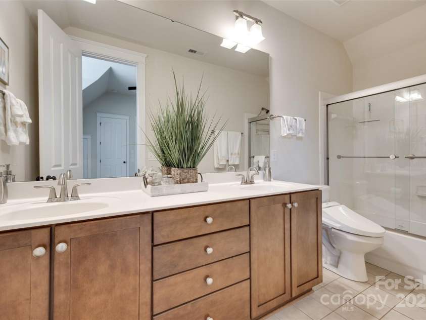 18311 Rosapenny Road, Charlotte, NC 28278.  MLS# CAR4256637, YatesRealty ID 18305. Attached full bath featuring a long vanity with ample storage, granite countertop, and a tub/shower combination.