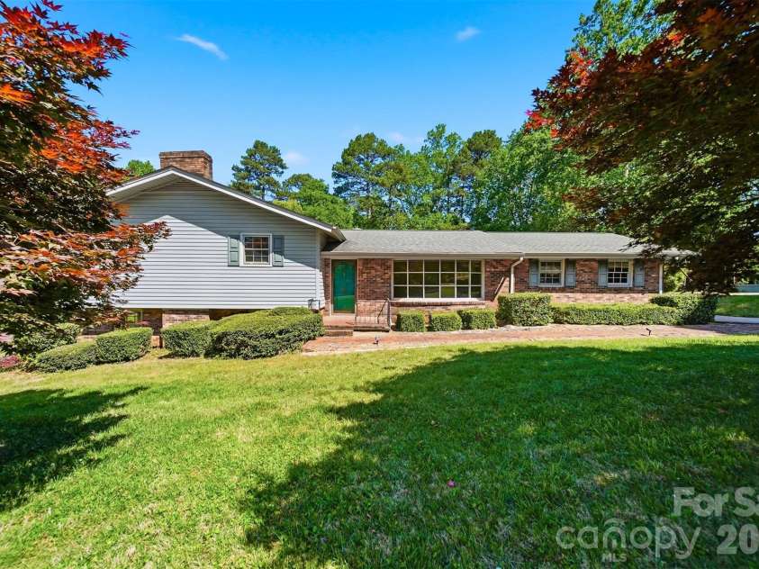 140 28th Avenue Drive, Hickory, NC 28601.  MLS# CAR4361083, YatesRealty ID 18306. 