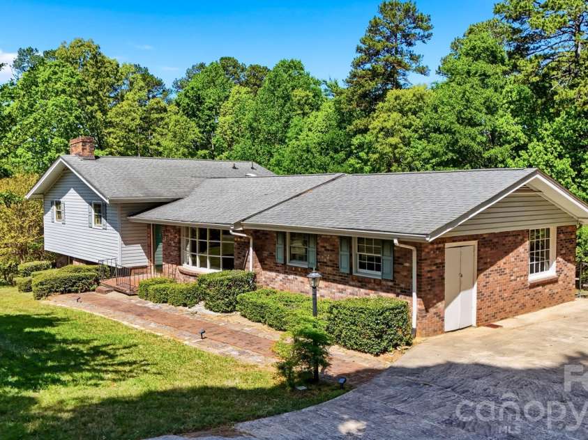 140 28th Avenue Drive, Hickory, NC 28601.  MLS# CAR4361083, YatesRealty ID 18306. 